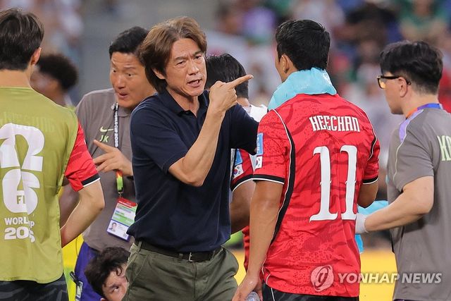 황희찬에게 작전지시하는 홍명보 감독