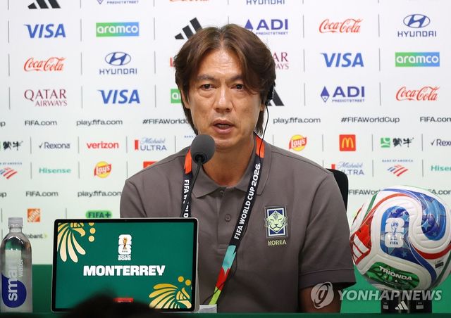 질문에 답하는 홍명보 감독
