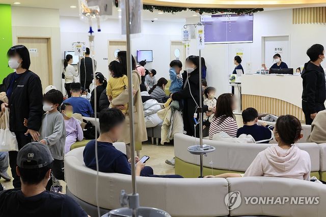 진료 대기하는 환자들 모습