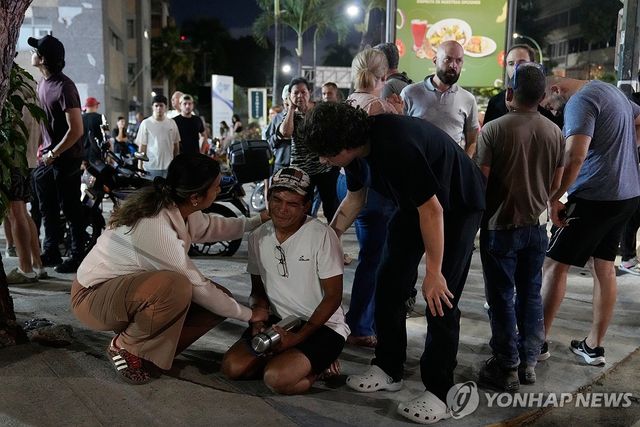 밖으로 대피한 시민들