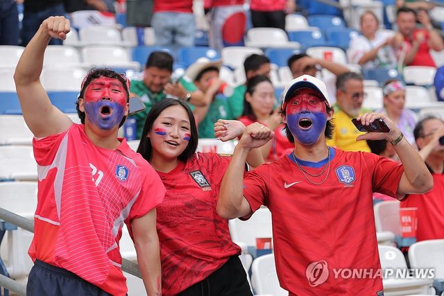 응원전 펼치는 한국 응원단