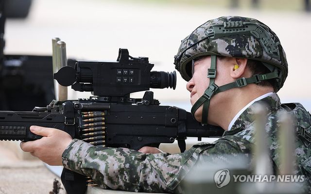 경기관총 사격하는 이재명 대통령