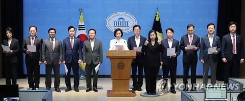 소통관 기자회견하는 국민의힘 TK의원들