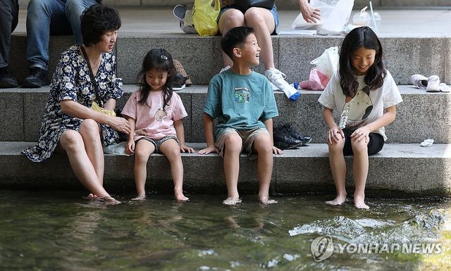 다리 아래 그늘에서 피하는 더위