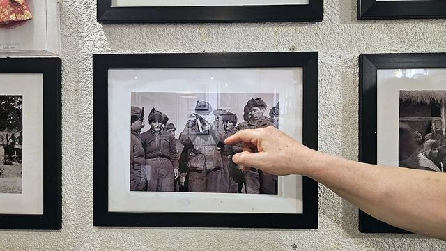 '형제의 나라' 전쟁 기억 수집하는 사진관