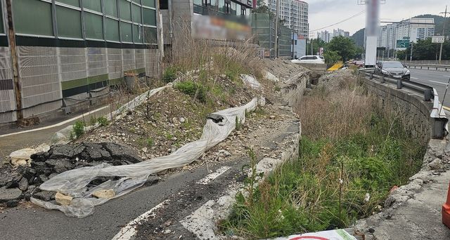 훼손된 배수시설과 적치된 토사물