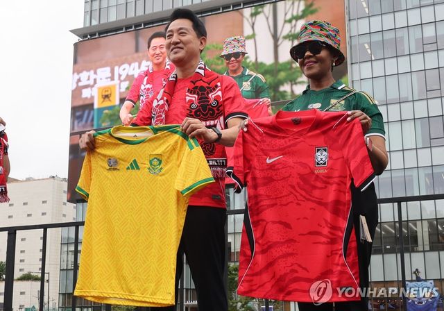 남아공 대사와 유니폼 교환하는 오세훈 시장