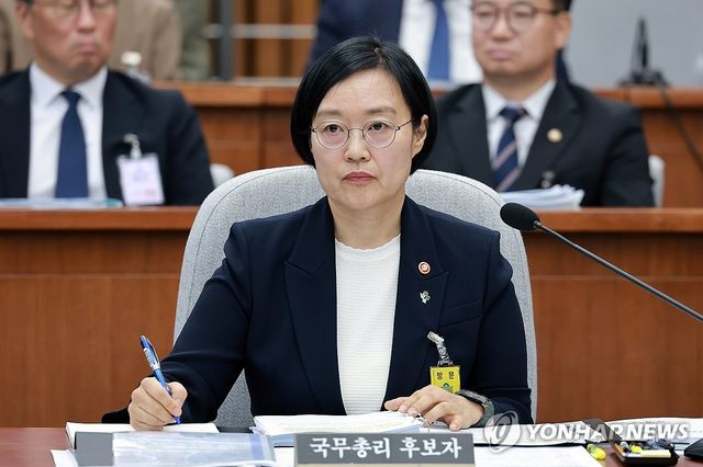 메모하는 한성숙 국무총리 후보자