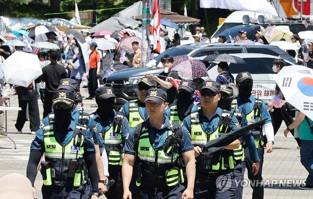 잠실 개표소 봉쇄 시위 계속