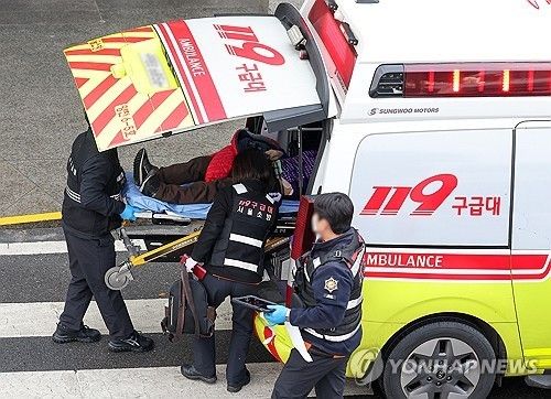 서울시내의 한 대학병원 응급실로 이송되는 환자 [연합뉴스 자료사진]