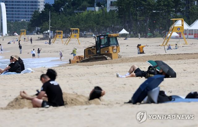 경포해수욕장의 개장 준비