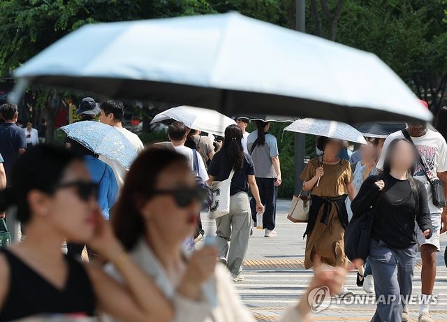 올여름 첫 폭염주의보 발령 '양산 든 시민들'