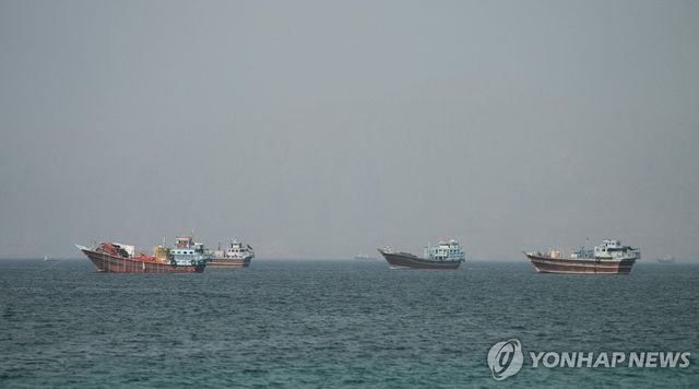 오만 쪽에서 보이는 호르무즈 해협의 선박들