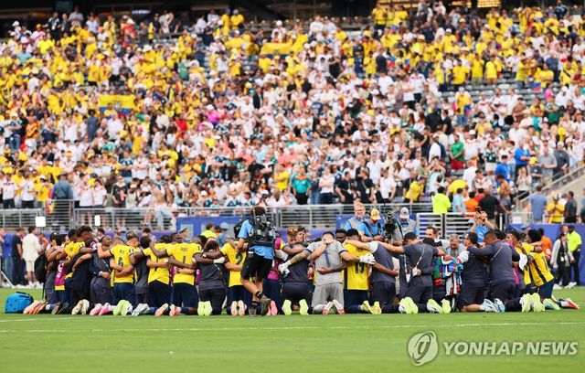승리 자축하는 에콰도르 선수들