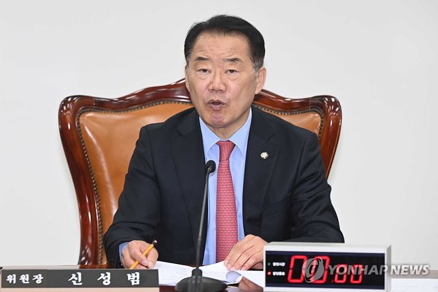 국회 정보위 전체회의 진행하는 신성범 위원장