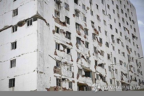 베네수엘라 강진에 균열간 건물