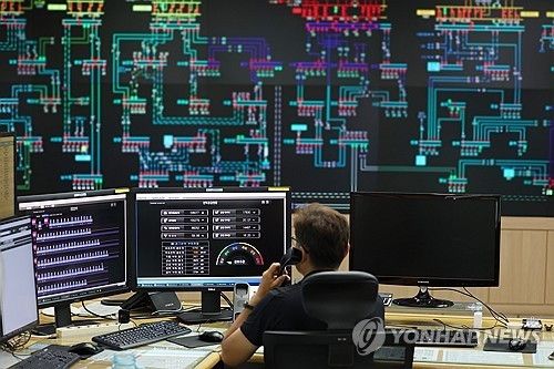 작년 7월 28일 경기 수원시 영통구 한국전력공사 경기본부 전력관리처 계통운영센터에서 관계자들이 전력수급상황을 주시하고 있다. [연합뉴스 자료사진]