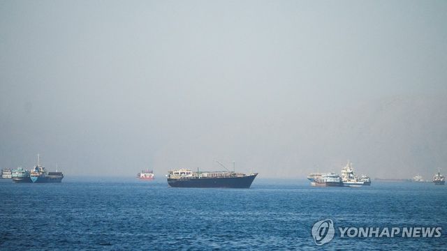 호르무즈 해협에 정박한 유조선들