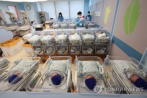 신생아실에서 신생아 돌보는 의료진 [연합뉴스 자료사진]