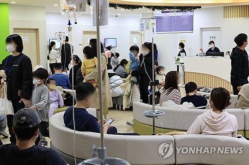 진료 대기하는 환자들 모습 [연합뉴스 자료사진]