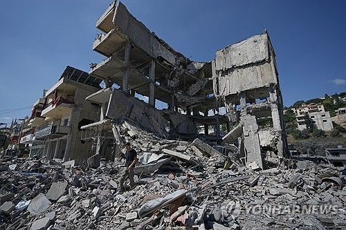 이스라엘군의 폭격에 초토화한 레바논 남부 나바티예의 한 건물
