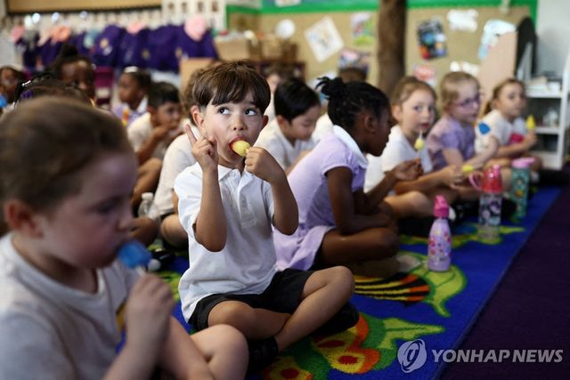 24일 영국의 한 초등학교에서 아이들이 아이스크림을 먹고 있다