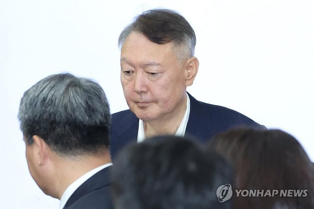 법정 출석하는 윤석열
