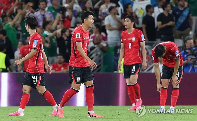 실점에 아쉬워하는 손흥민