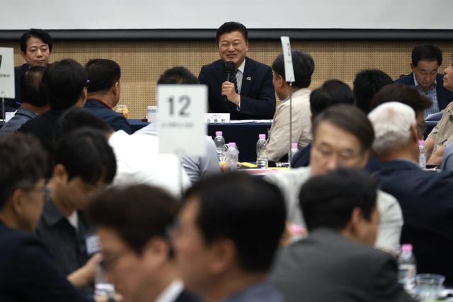 타운홀 미팅하는 신용한 충북도지사 당선인