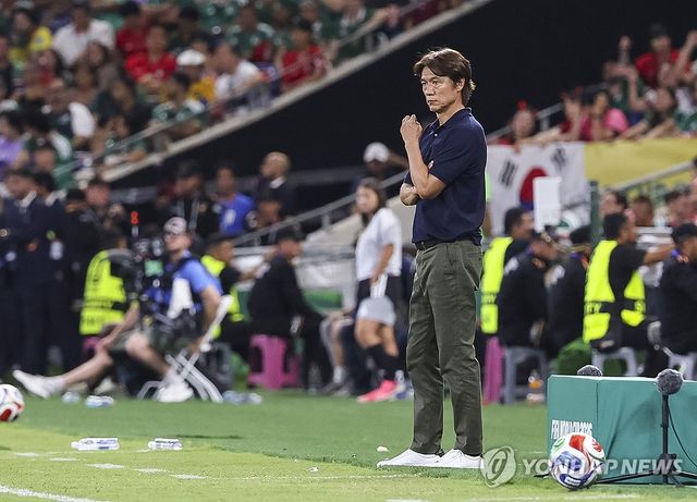 경기 지켜보는 홍명보 감독