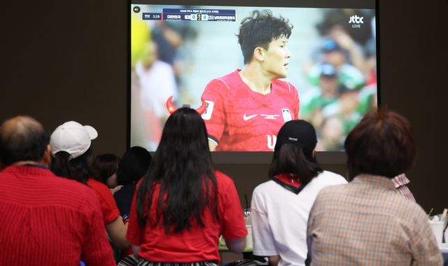 경기 지켜보는 창원 시민들