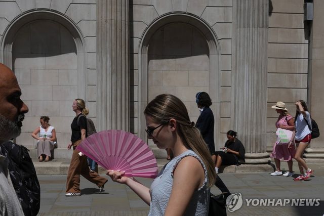 폭염 이어지는 영국 런던