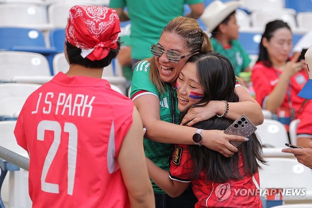 포옹하는 축구팬들