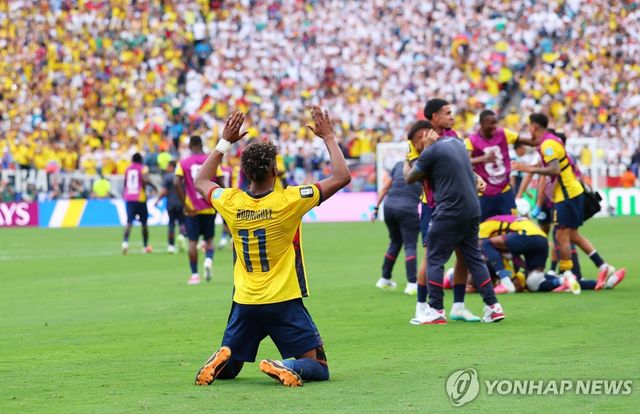 승리가 확정된 뒤 무릎 꿇고 포효하는 에콰도르 케빈 로드리게스