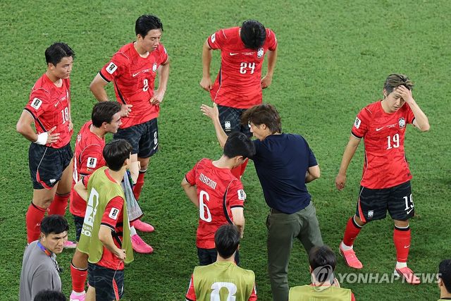 어두운 표정의 한국팀