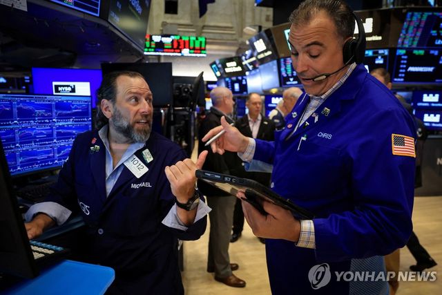 24일(현지시간) 뉴욕증권거래소(NYSE) 트레이더들