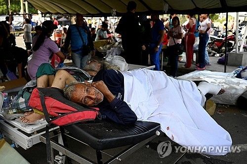 지진 피해자가 들것에 실려 있는 모습 