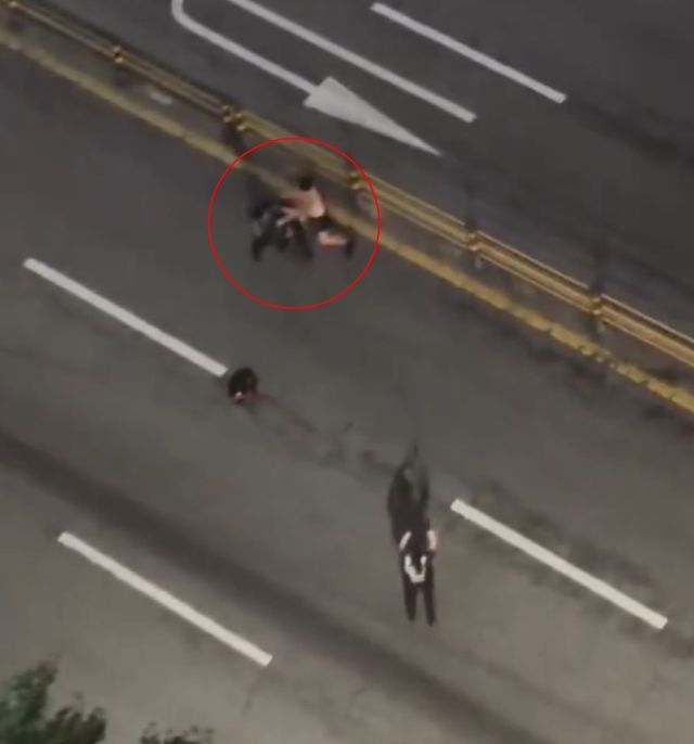 경찰관과 뒤엉키는 남성