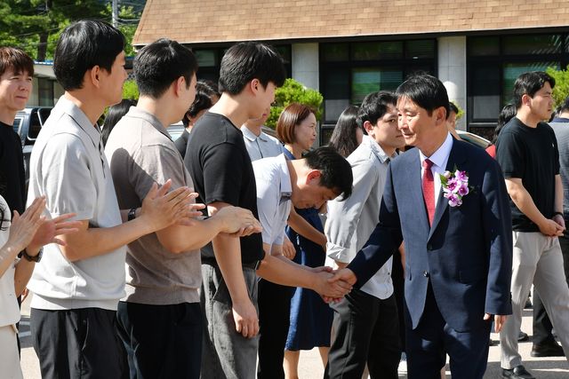최문순 화천군수, 배웅나온 직원들과 악수