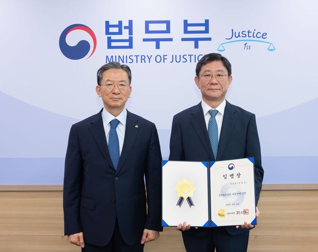정성호 법무부 장관(왼쪽)과 이상호 정부법무공단 신임 이사장