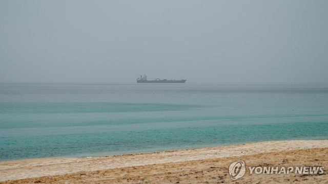 오만 무산담 근처 해역 지나가는 유조선