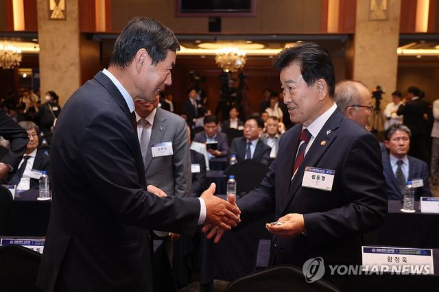 정동영 통일부 장관과 인사 나누는 황대일 사장
