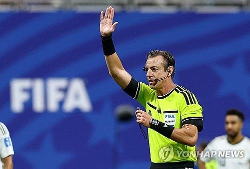 이어피스 착용한 축구 심판