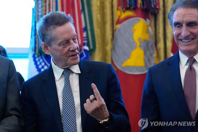 글로벌 광업 거부인 로버트 프리드랜드(왼쪽)