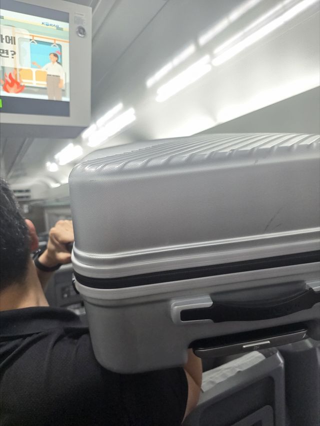트렁크를 들고 KTX 객실을 이동하는 관광객 [사진/성연재 기자] 