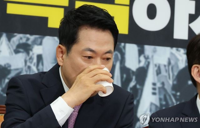 목 축이는 국민의힘 장동혁 대표