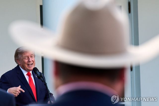 농업계 인사들과의 백악관 만찬에서 연설하는 트럼프 