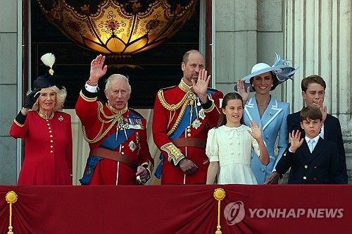 버킹엄궁 발코니에서 인파를 향해 손 흔드는 왕실 가족들