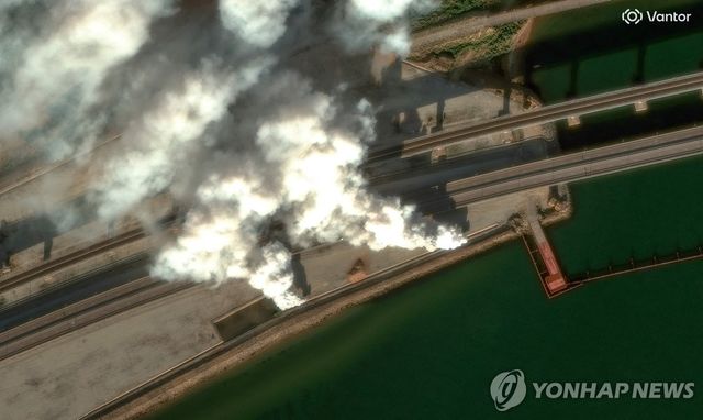 지난 22일(현지시간) 러시아 점령지인 크림반도의 크림대교 옆에서 우크라이나군의 공습에 따른 연기가 나고 있다.