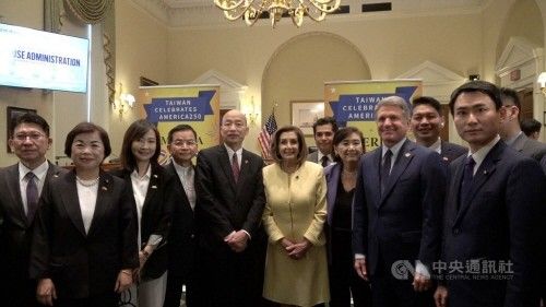 한궈위 대만 입법원장과 낸시 펠로시 전 하원의장(왼쪽에서 5, 6번째)